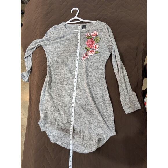 Grey long sleeve crew neck top w/pink embroidered applique by Kristen Nicole, M - Picture 6 of 7